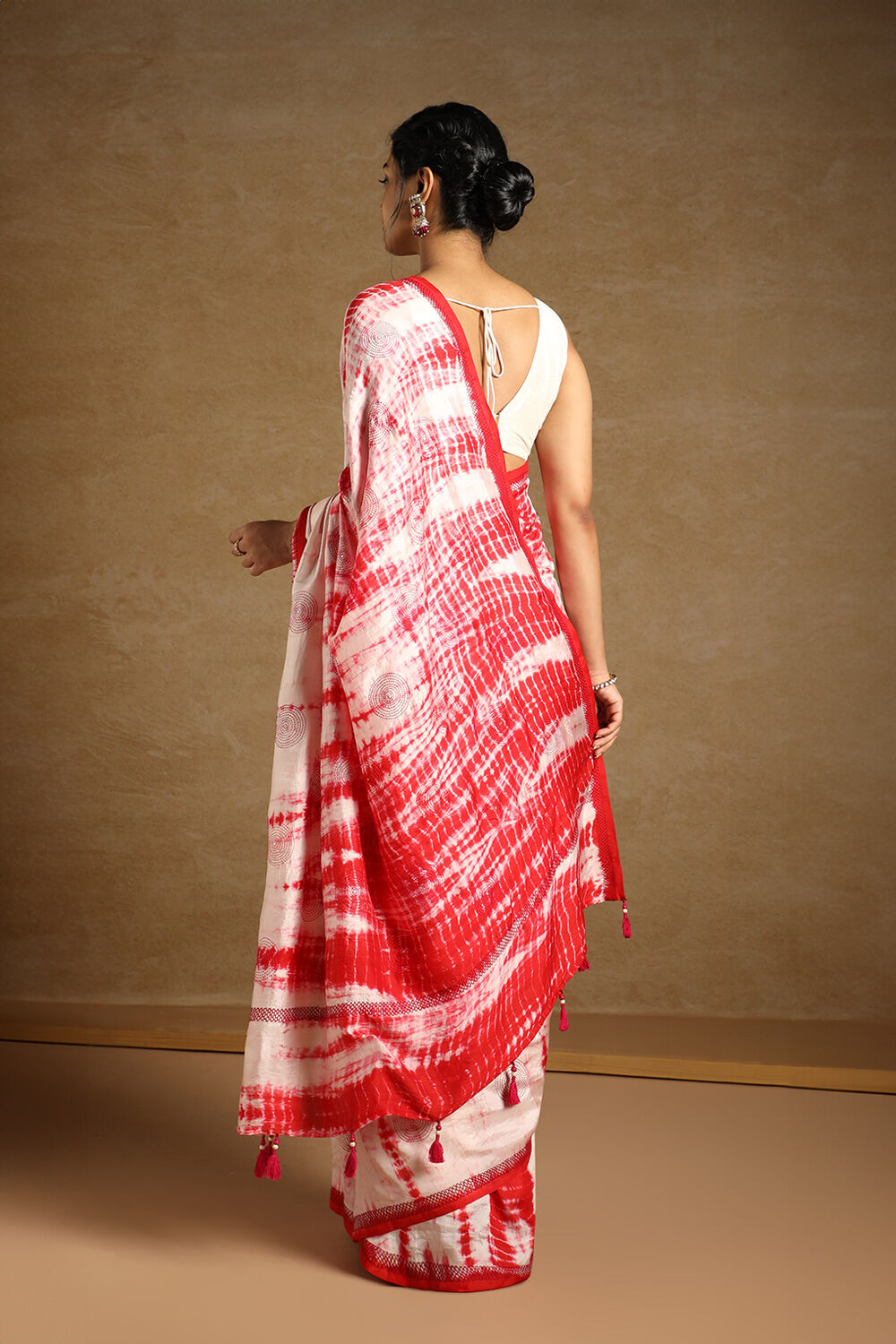 Off White Bengali Pure Silk Kantha Embroidery Saree image number null