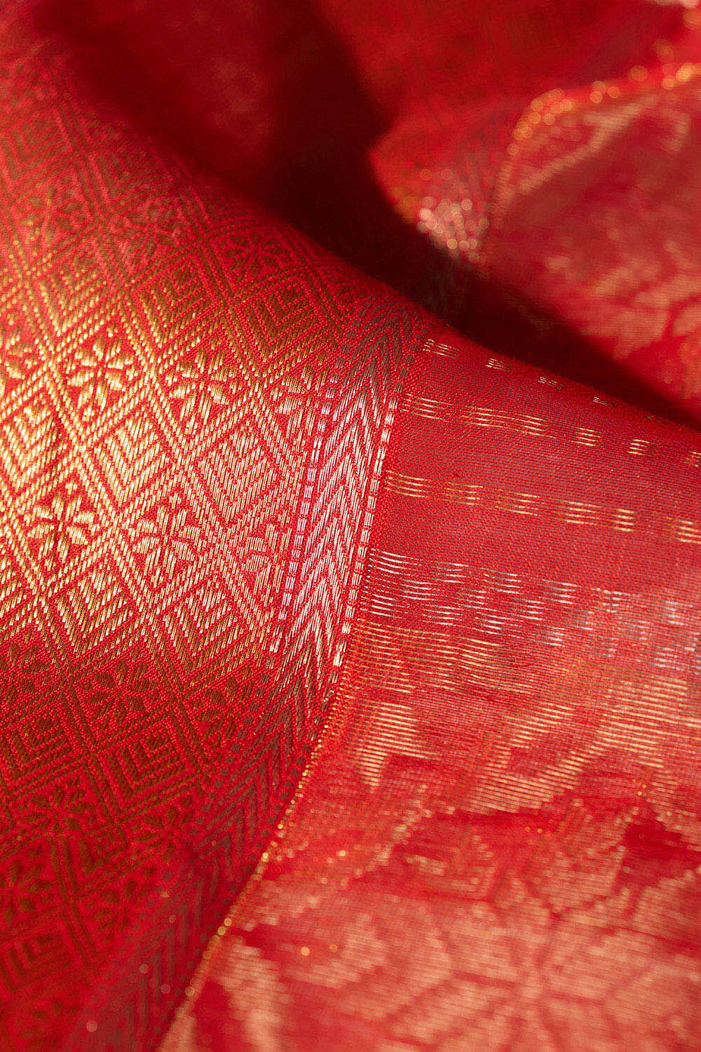 Red Woven Pure Silk Cotton Maheshwari Saree image number null
