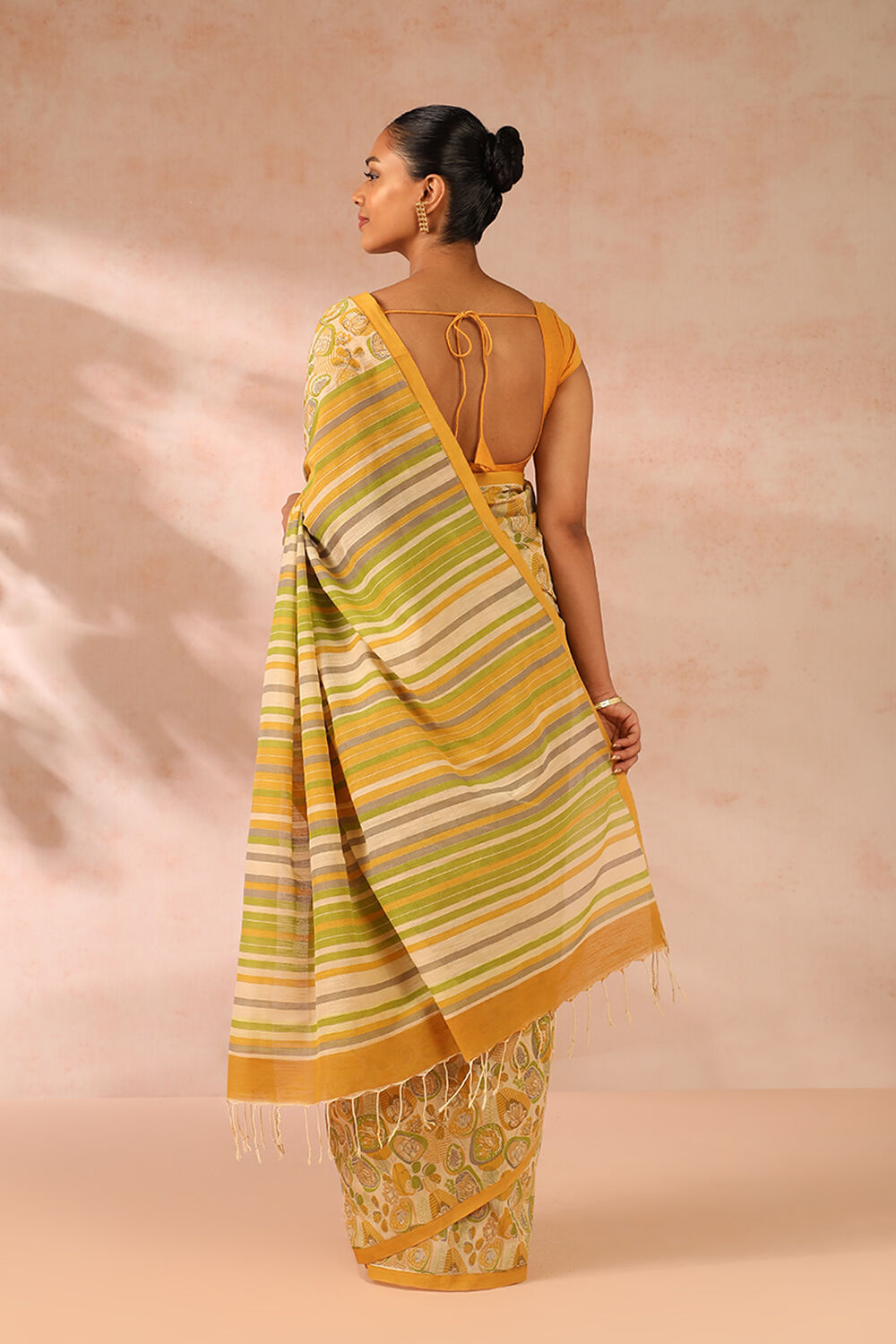 Off White Printed Bengal Pure Cotton Saree image number null