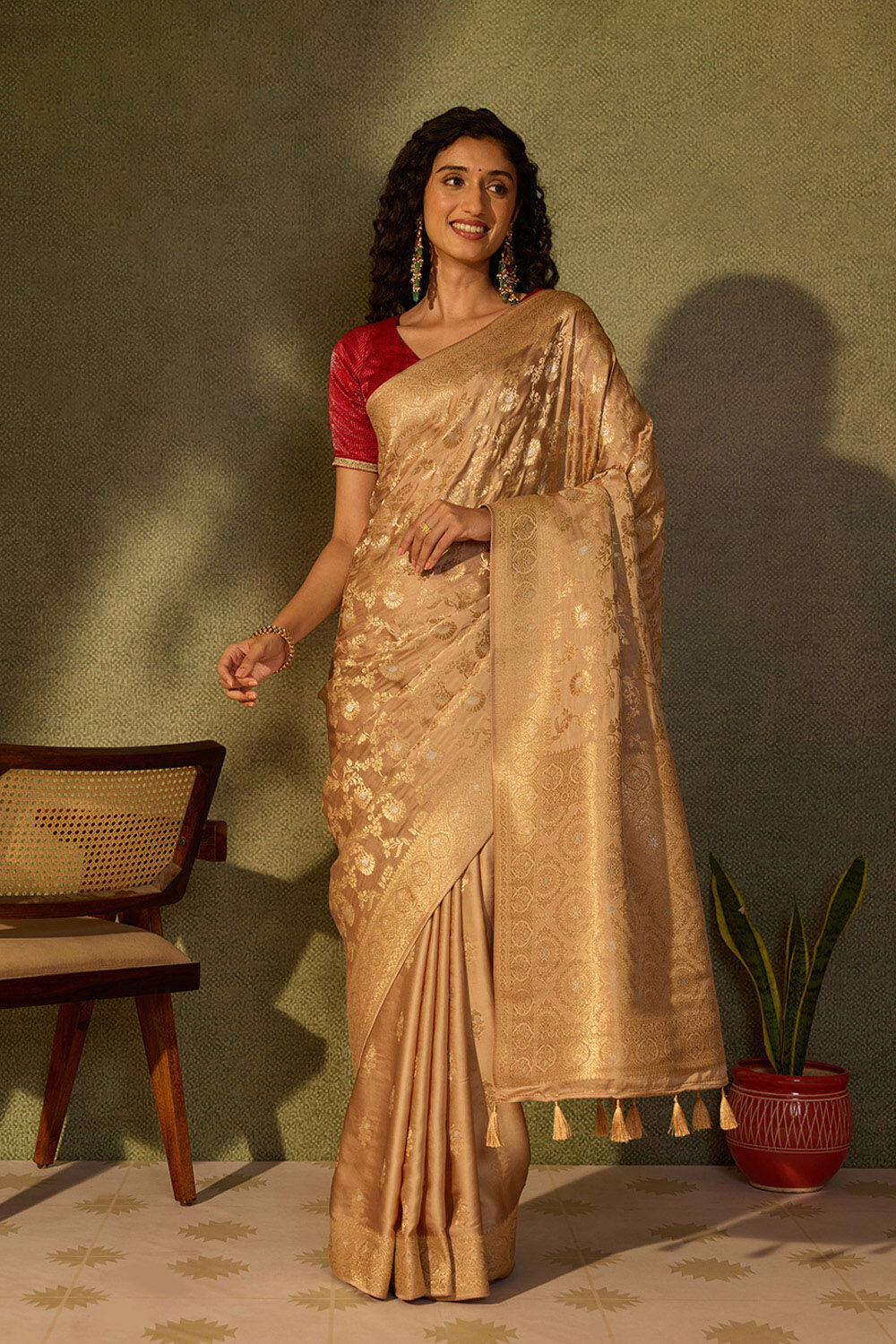 Beige Viscose Satin Woven Saree image number null
