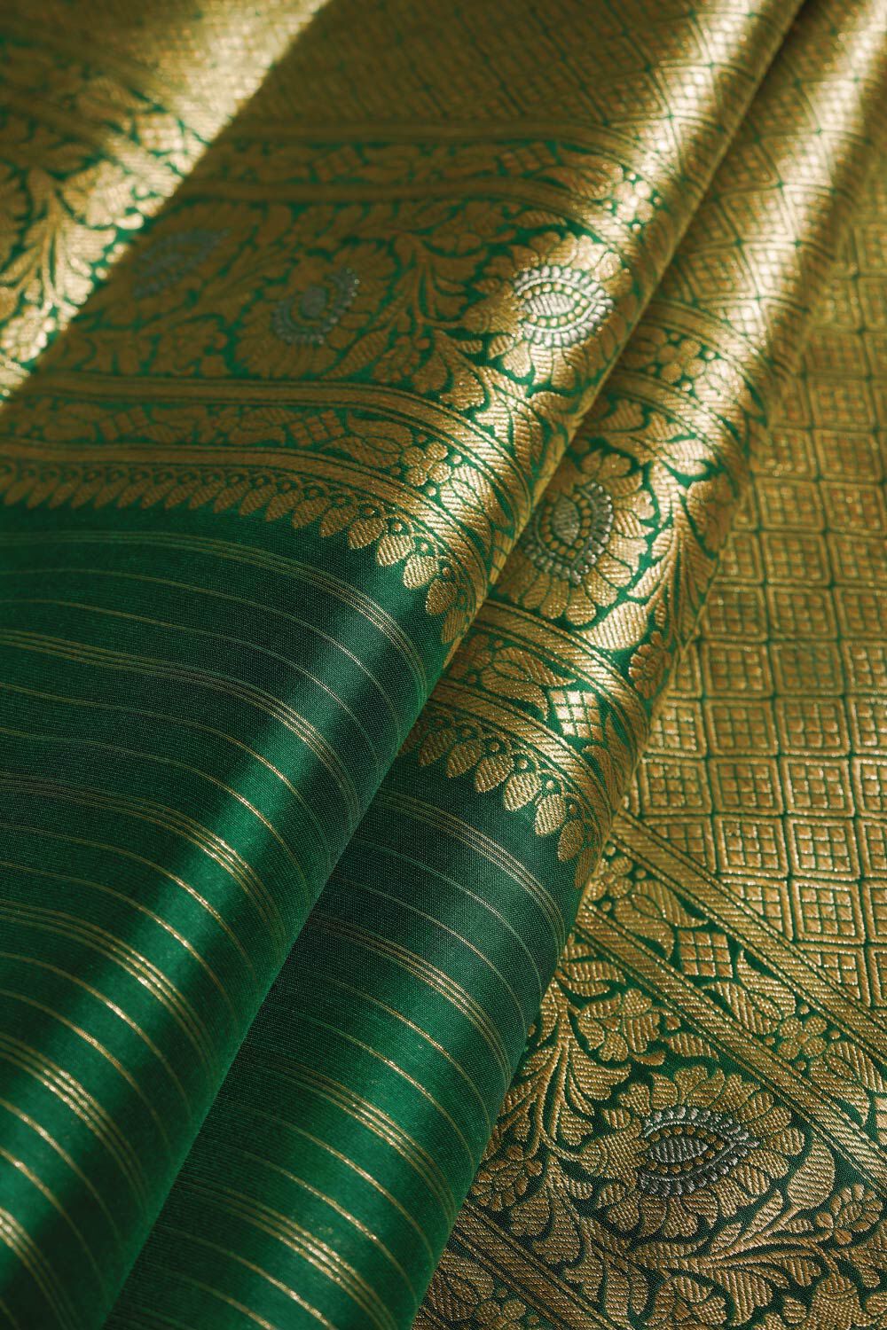 Dark Green Pure Silk Kadwa Banarasi Saree image number null