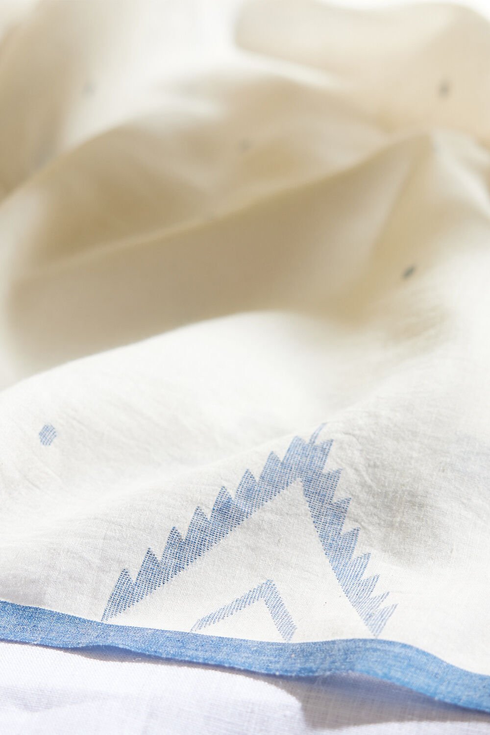 Off White Khadi Cotton Bengal Jamdani Saree image number null