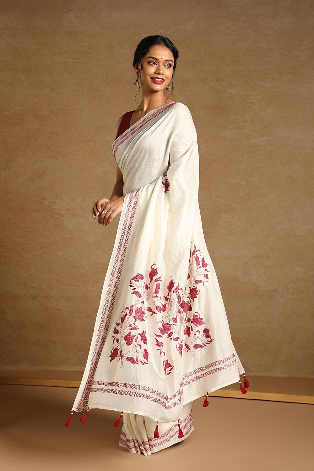 Off White Bengali Pure Silk Kantha Embroidery Saree image number null