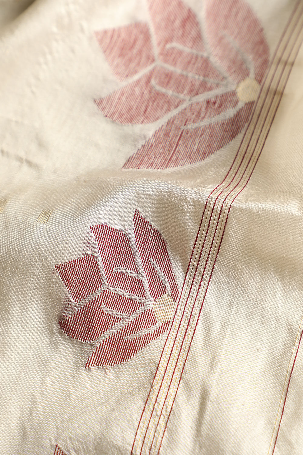 Off White Bengali Pure Silk Jamdani Saree image number null