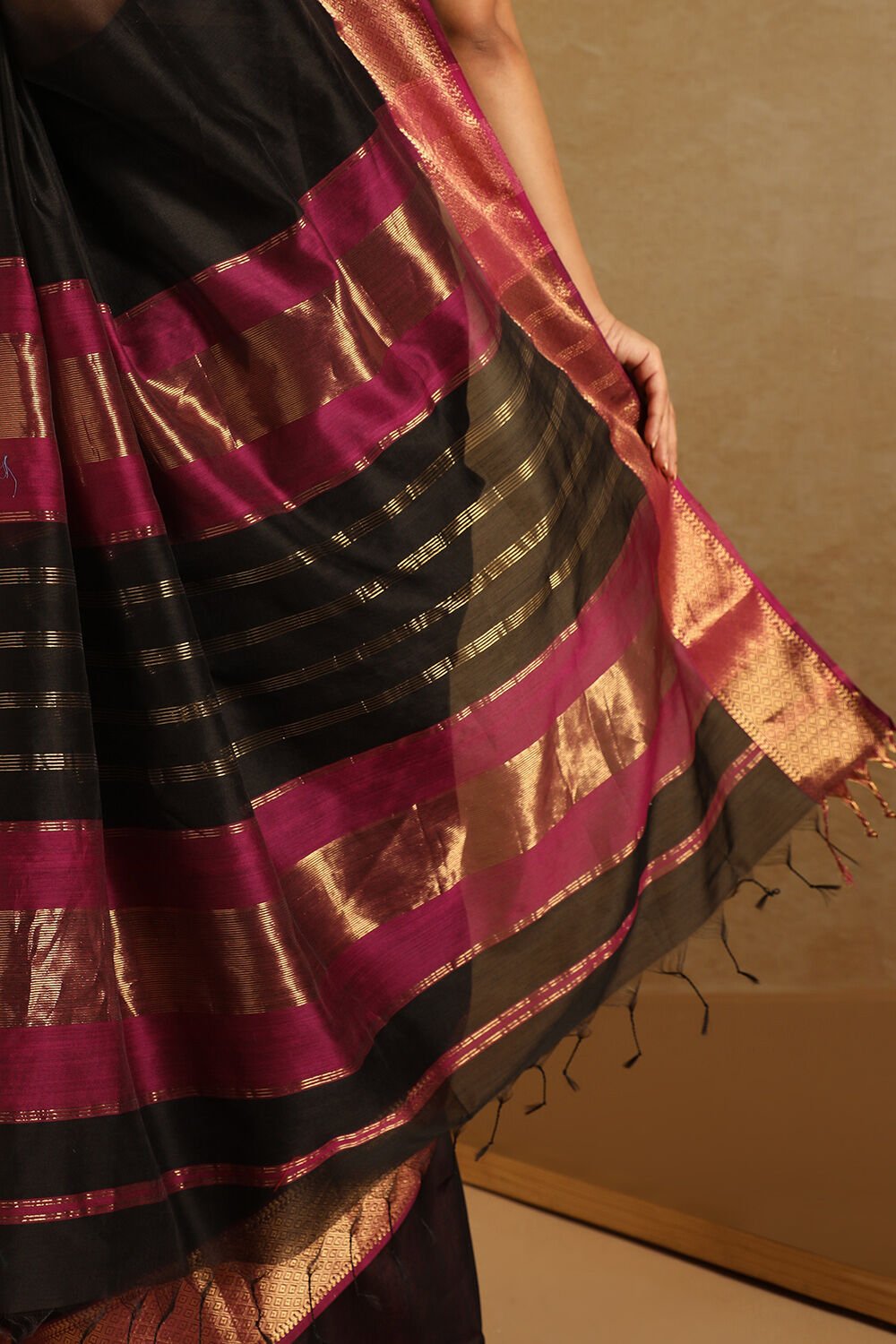 Black Pure Silk Cotton Woven Maheshwari Saree image number null