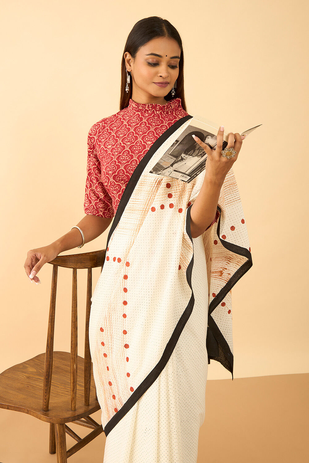 Off White Maharashtra Hand Painted Khadi Cotton Saree image number null