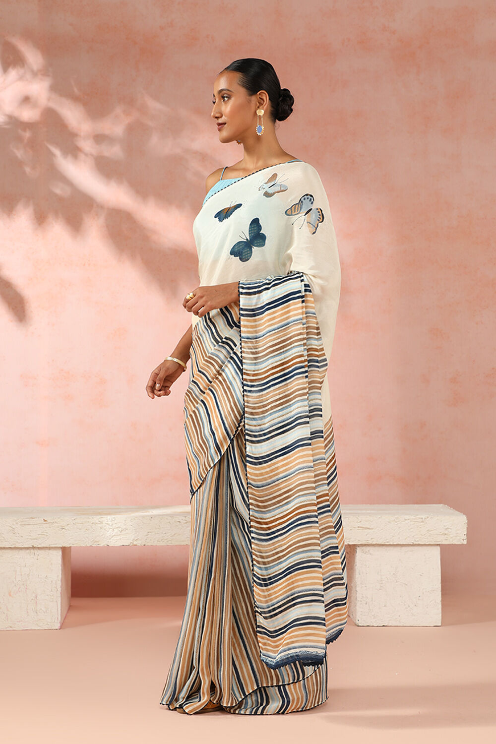 Off White Contemporary Viscose Crepe Digital Printed Saree image number null