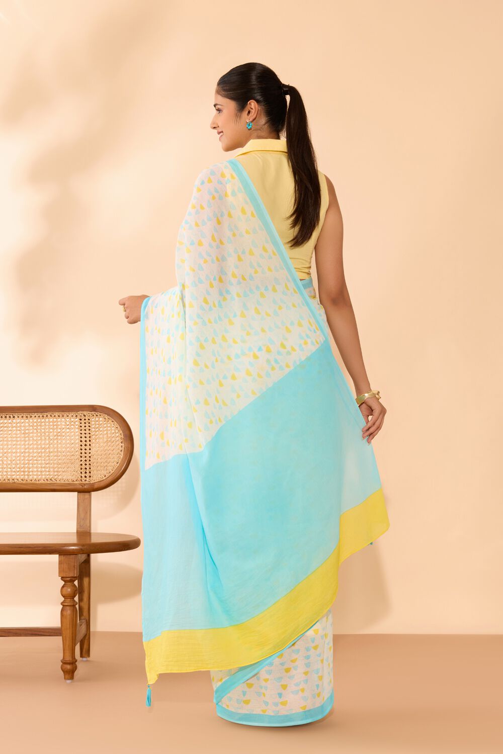 Off White Screen Printed Bengal Mulmul Saree image number null