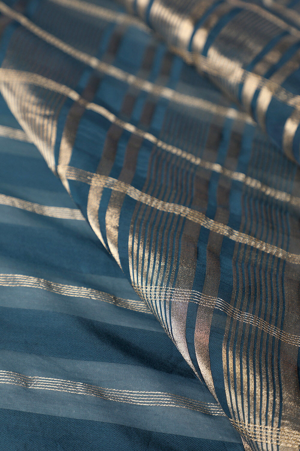 Blue Contemporary Viscose Woven Saree image number null