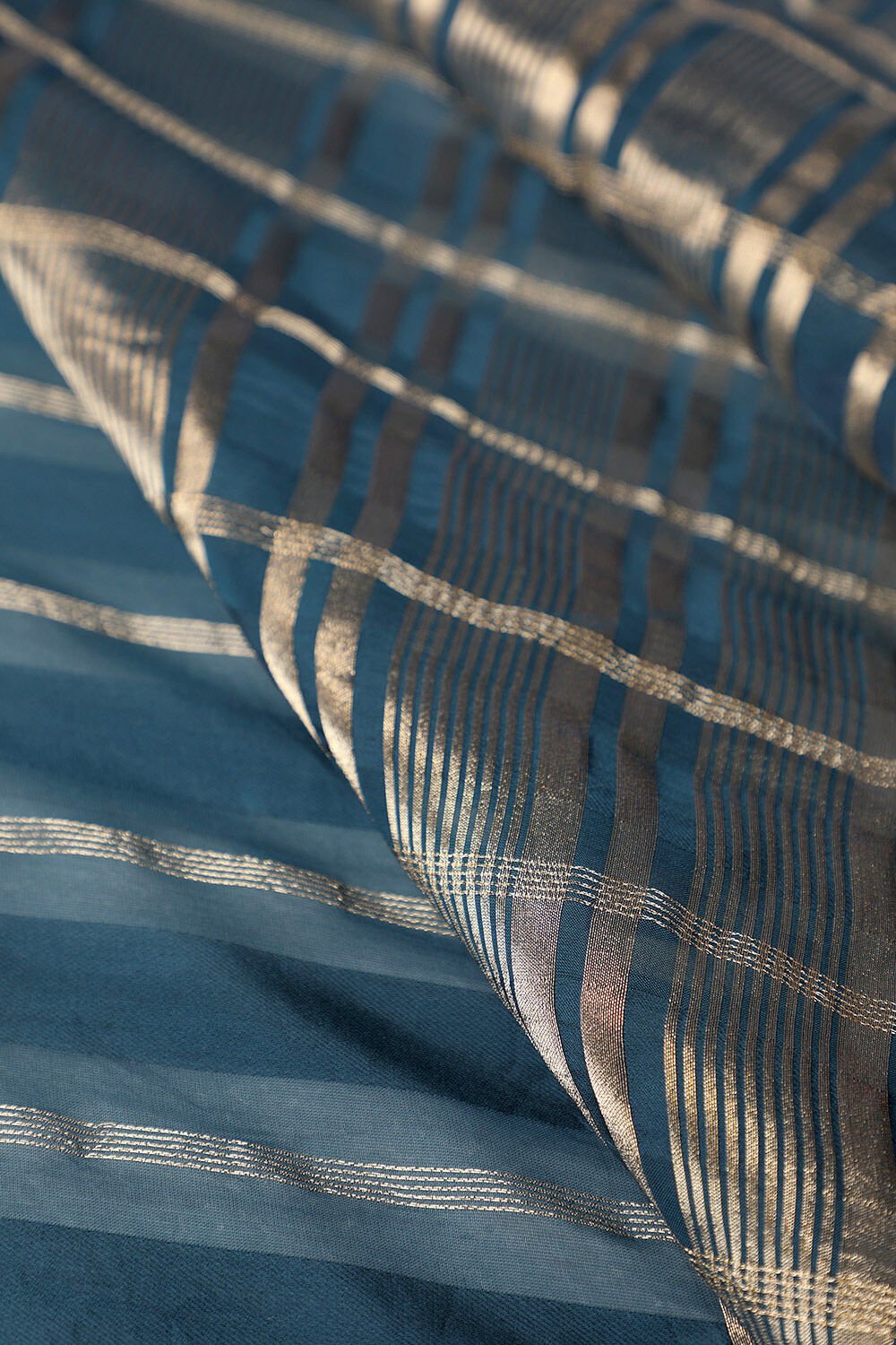 Blue Contemporary Viscose Woven Saree image number null
