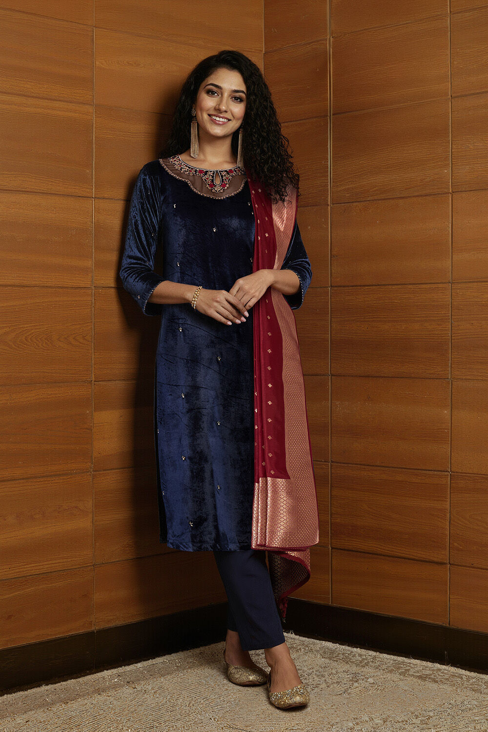 Blue Velvet Embroidered Kurta Set image number null