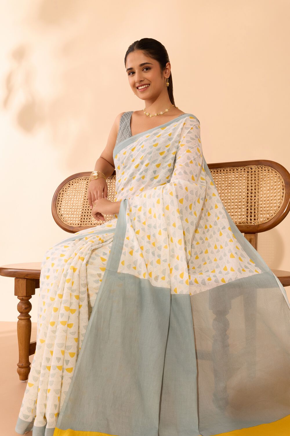 Off White Screen Printed Bengal Mulmul Saree image number null