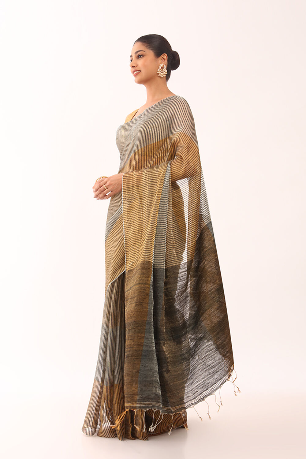 Grey Woven Pure Tissue Vanya Bengali Saree image number null