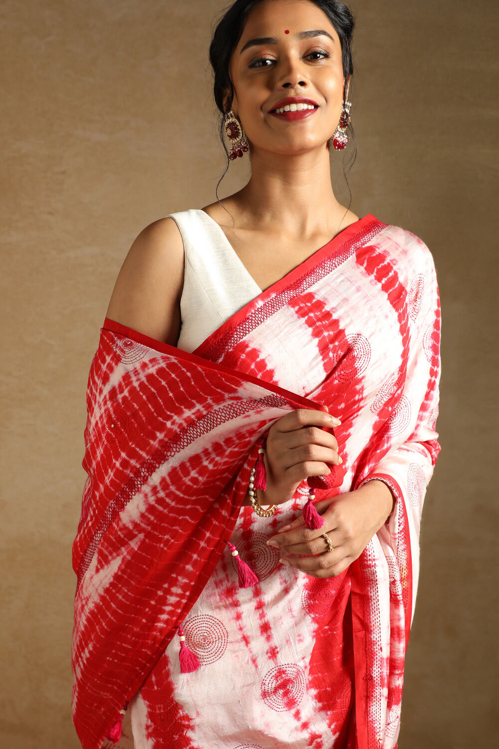 Off White Bengali Pure Silk Kantha Embroidery Saree image number null