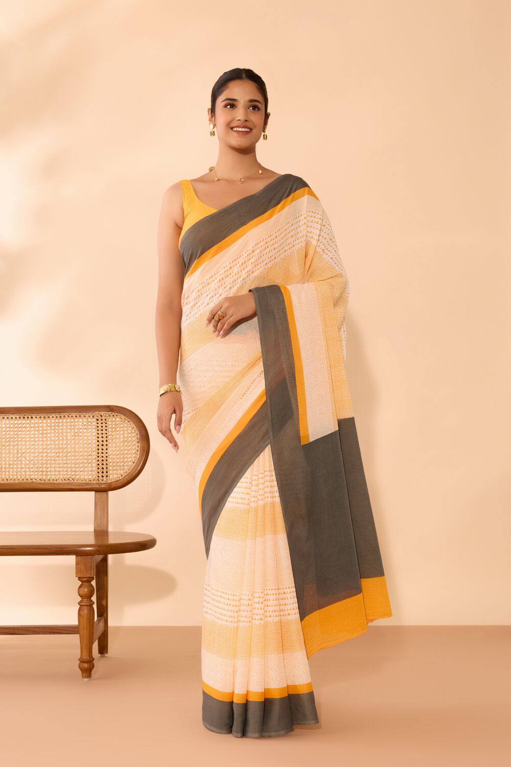Off White Screen Printed Bengal Mulmul Saree image number null