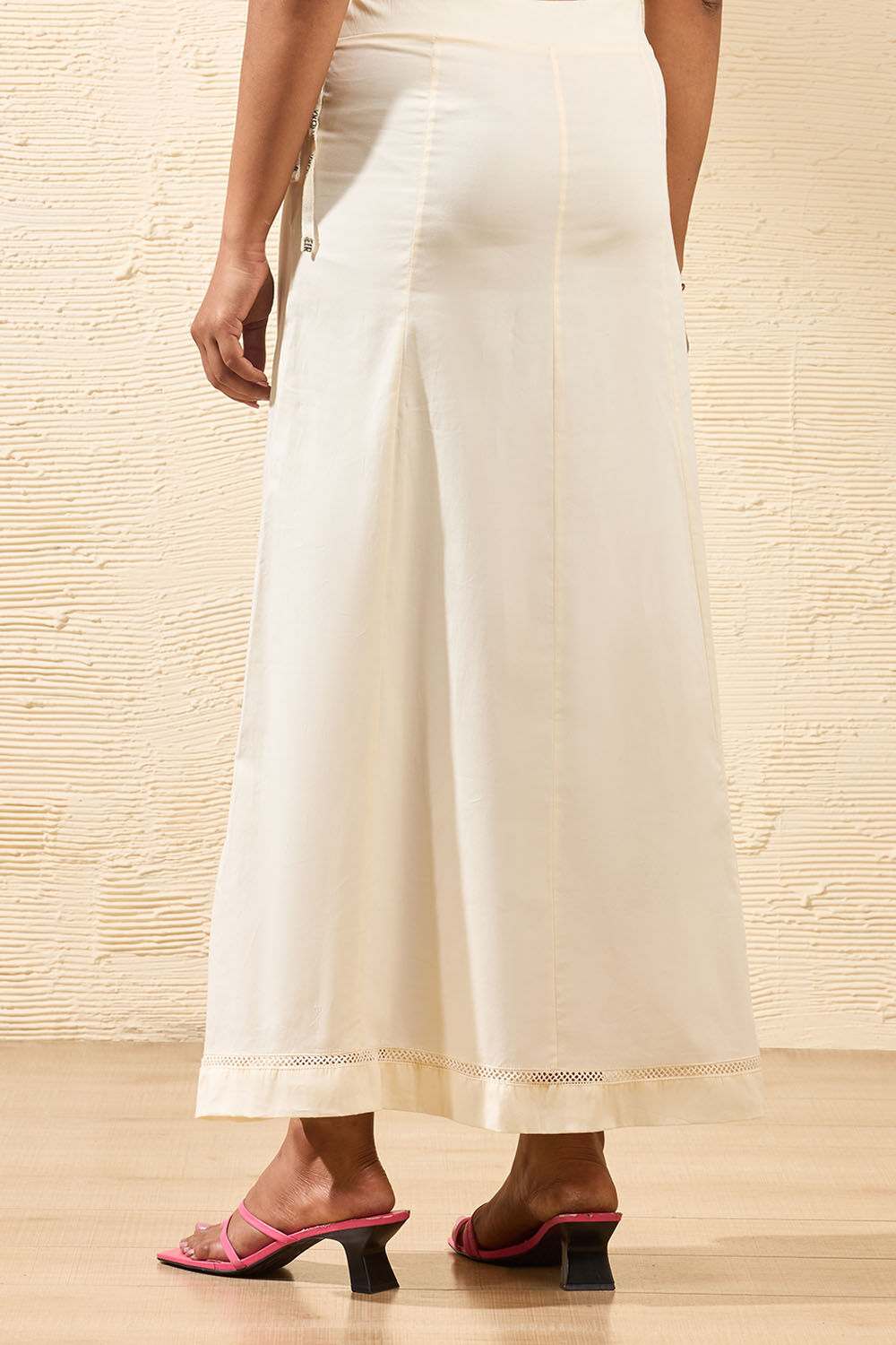 Off White Woven Cotton Lycra Inskirt image number null