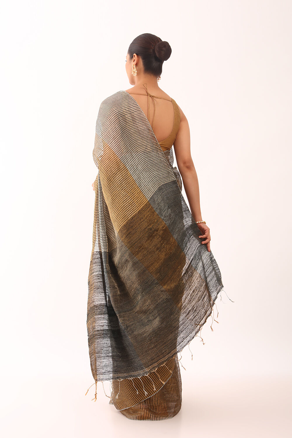 Grey Woven Pure Tissue Vanya Bengali Saree image number null