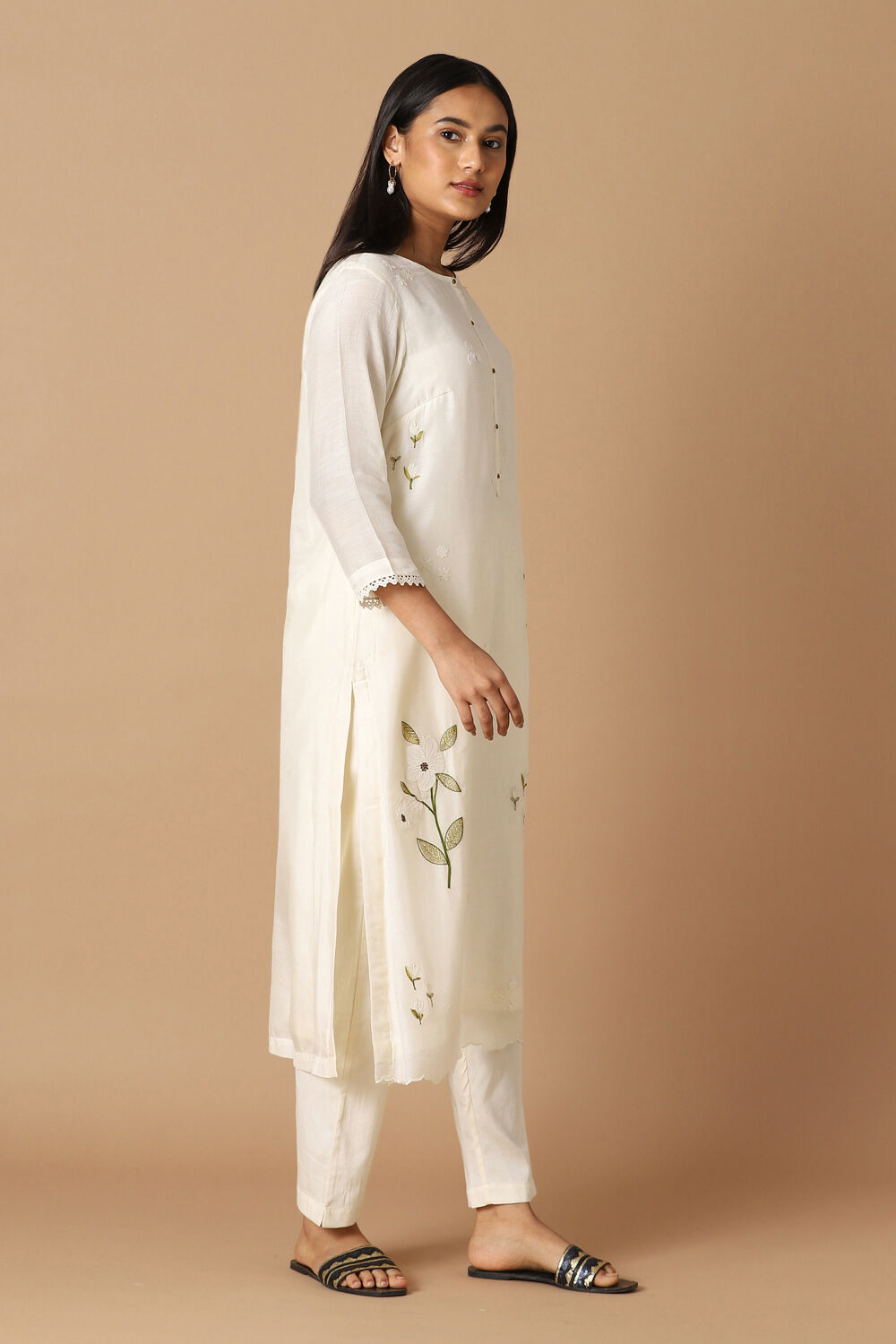 Offwhite Embroidered Kurta Set image number null