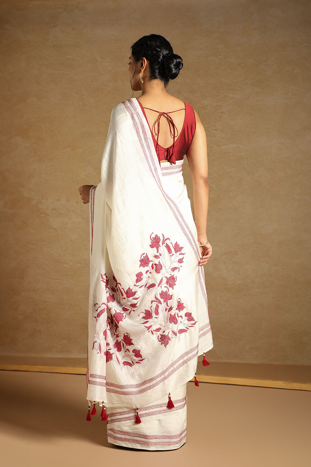 Off White Bengali Pure Silk Kantha Embroidery Saree image number null