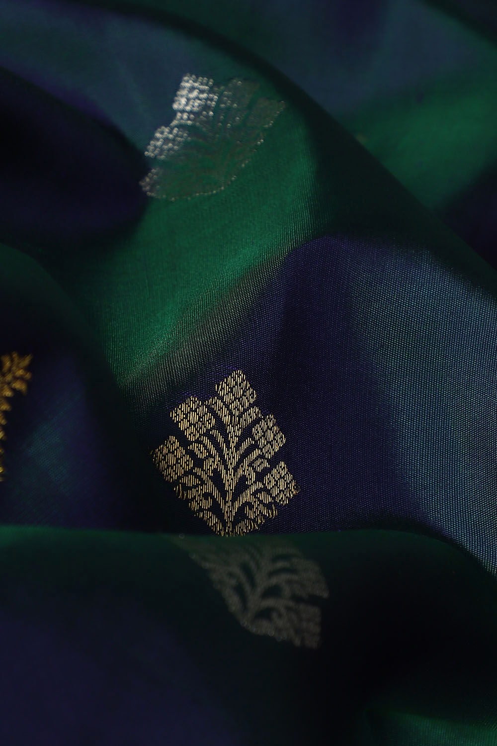 Dark Green Pure Silk Kanjivaram Saree image number null