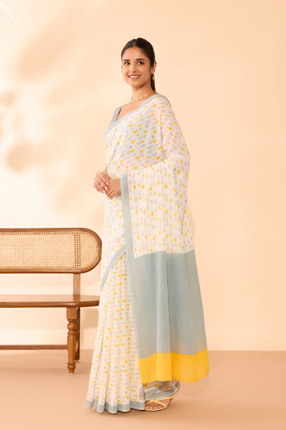 Off White Screen Printed Bengal Mulmul Saree image number null