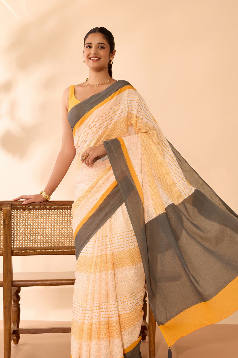 Off White Screen Printed Bengal Mulmul Saree image number null