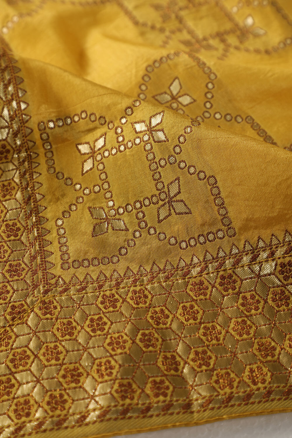Yellow Contemporary Viscose Luxe Woven Saree image number null