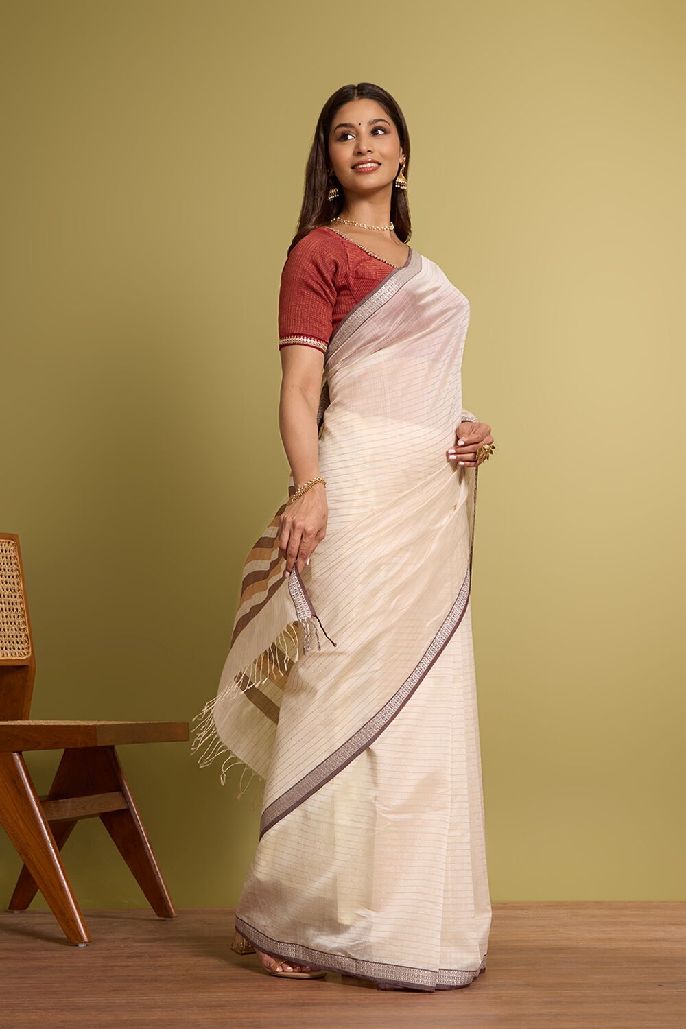 Off White Woven Pure Silk Cotton Maheshwari Saree image number null