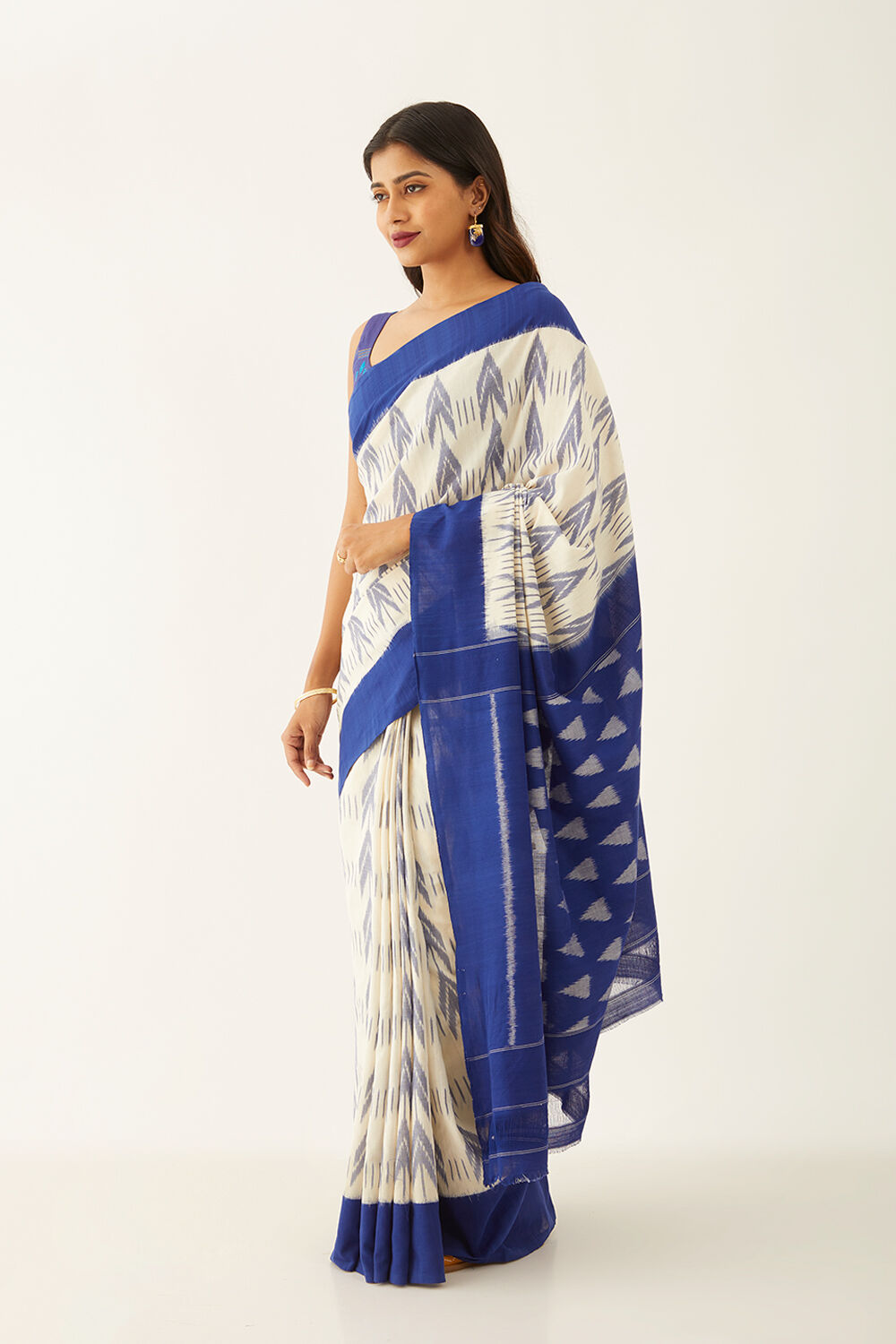 Off White Pure Cotton Pochampalli Ikat Saree image number null