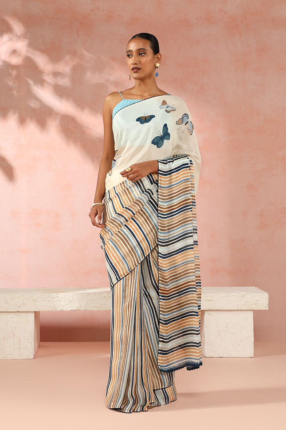 Off White Contemporary Viscose Crepe Digital Printed Saree image number null