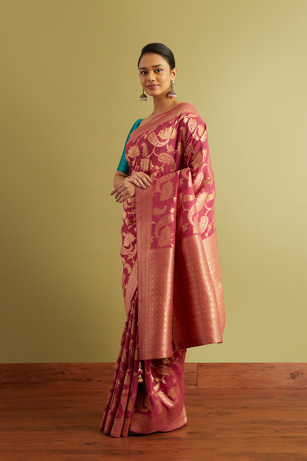 Pink Woven Viscose Luxe Saree image number null