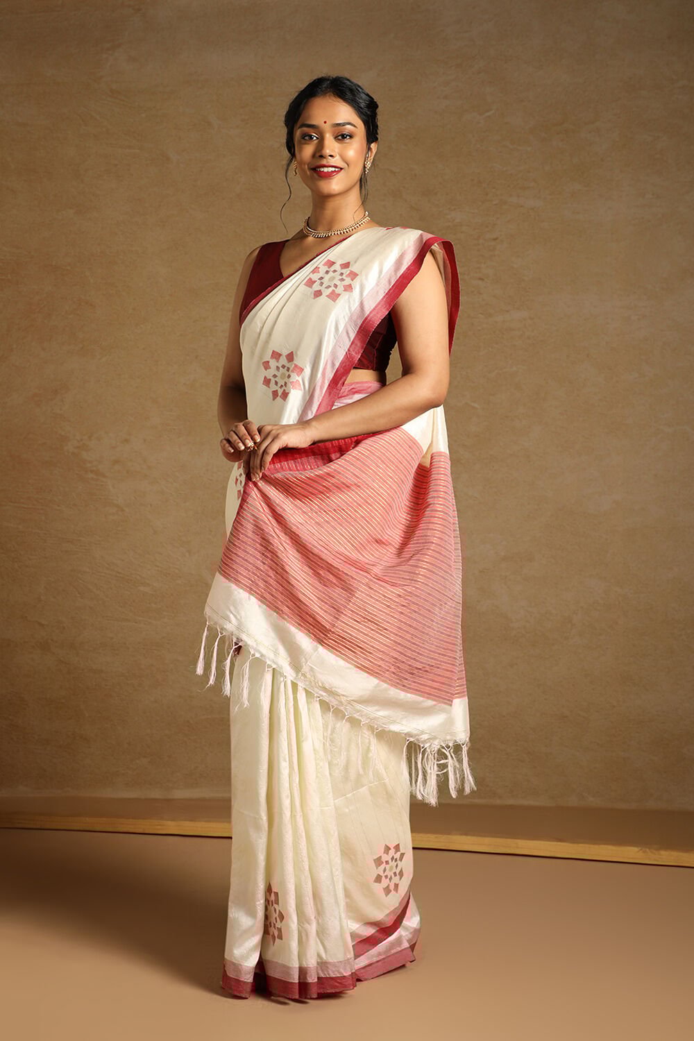 Off White Pure Silk Jamdani Bengali Saree image number null