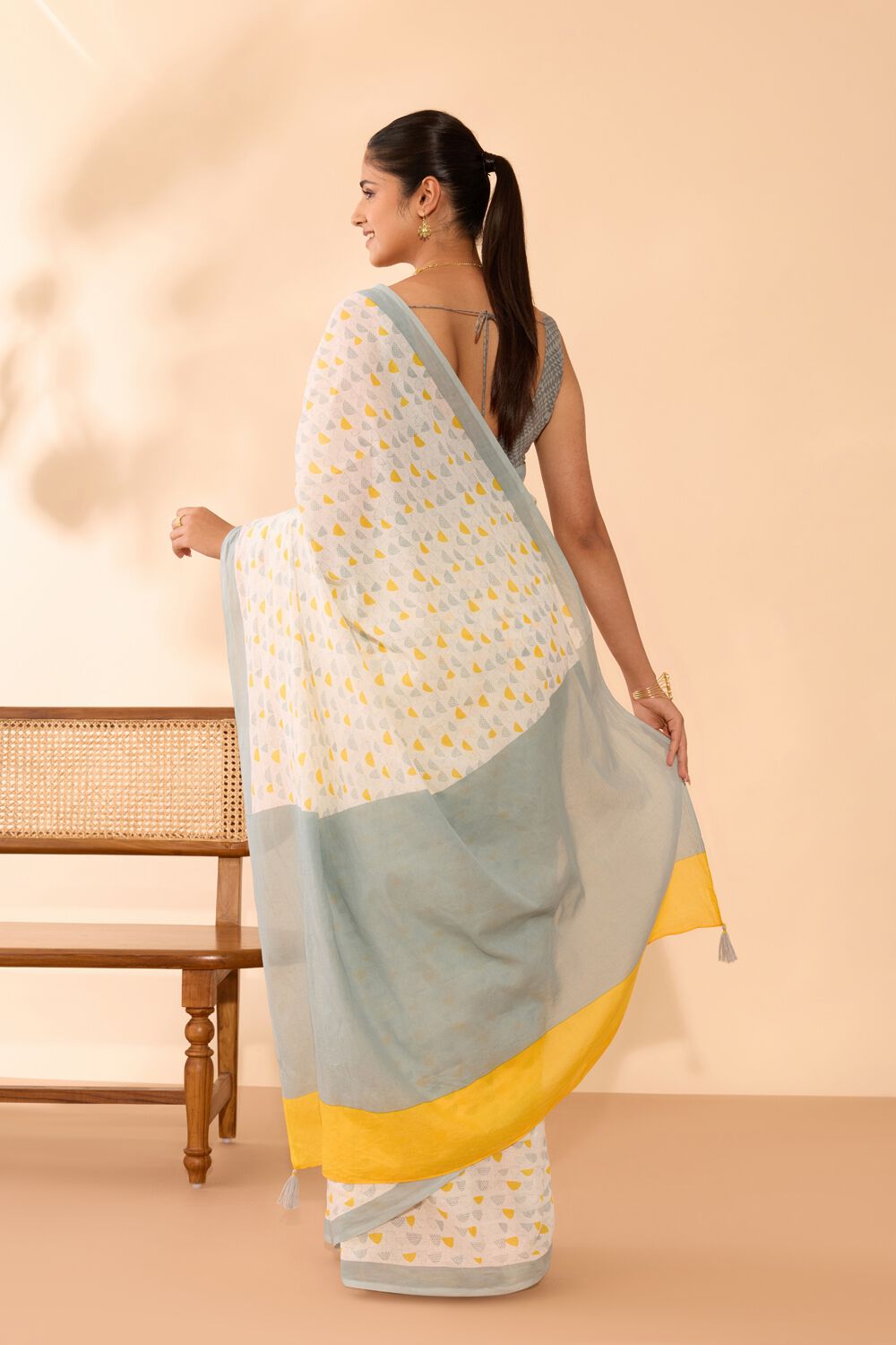 Off White Screen Printed Bengal Mulmul Saree image number null