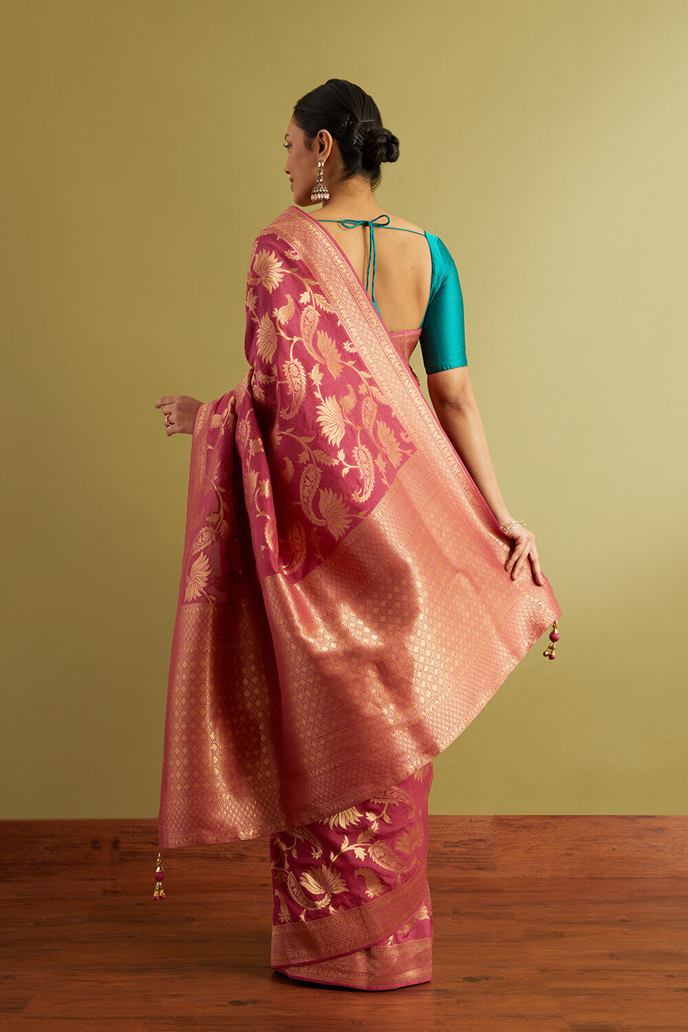 Pink Woven Viscose Luxe Saree image number null