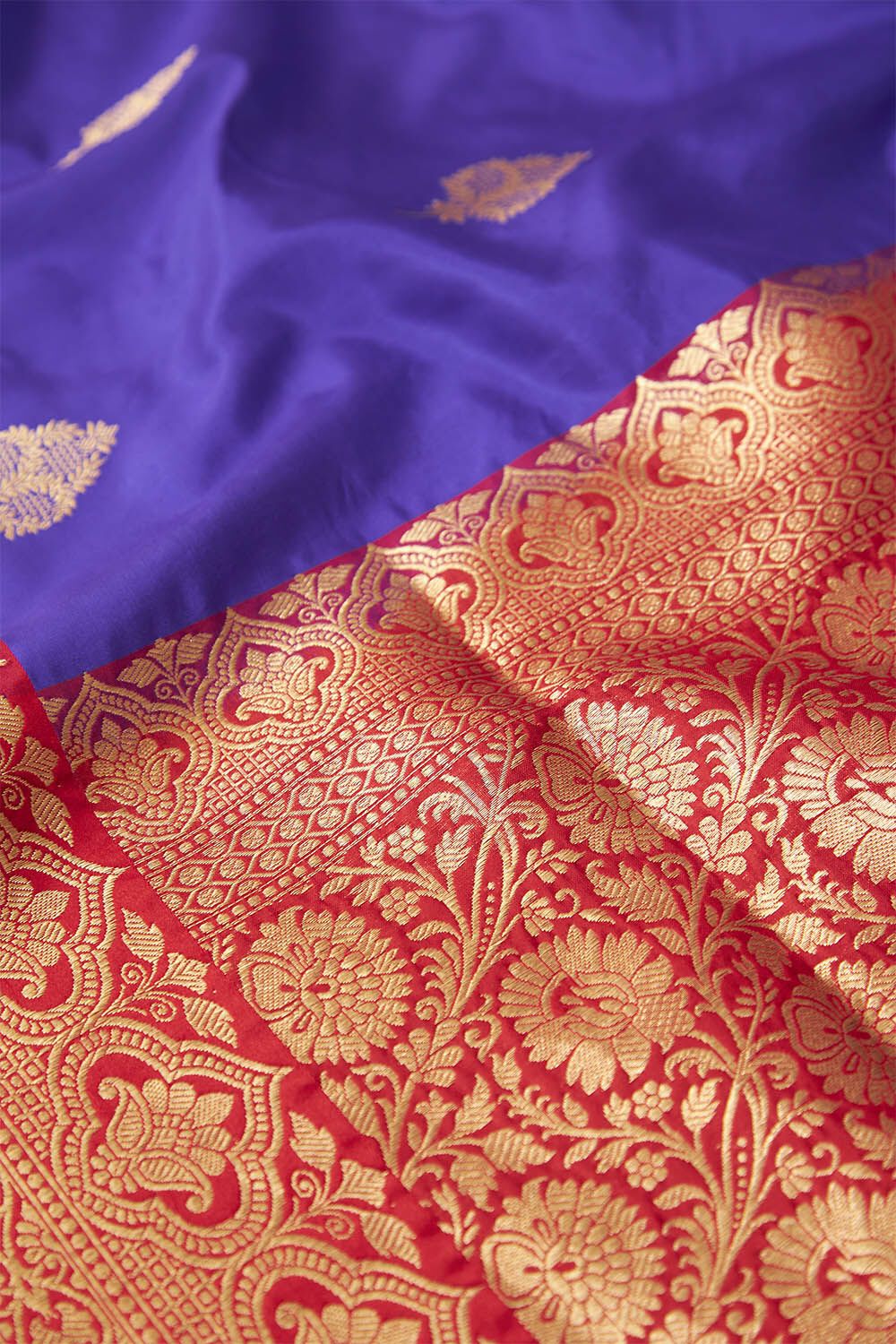 Violet Pure Silk Kadwa Banaras Saree image number null