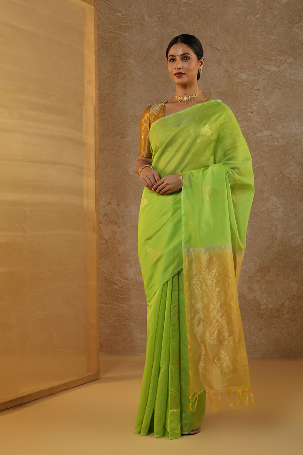 Mehndi colour outlet ki saree