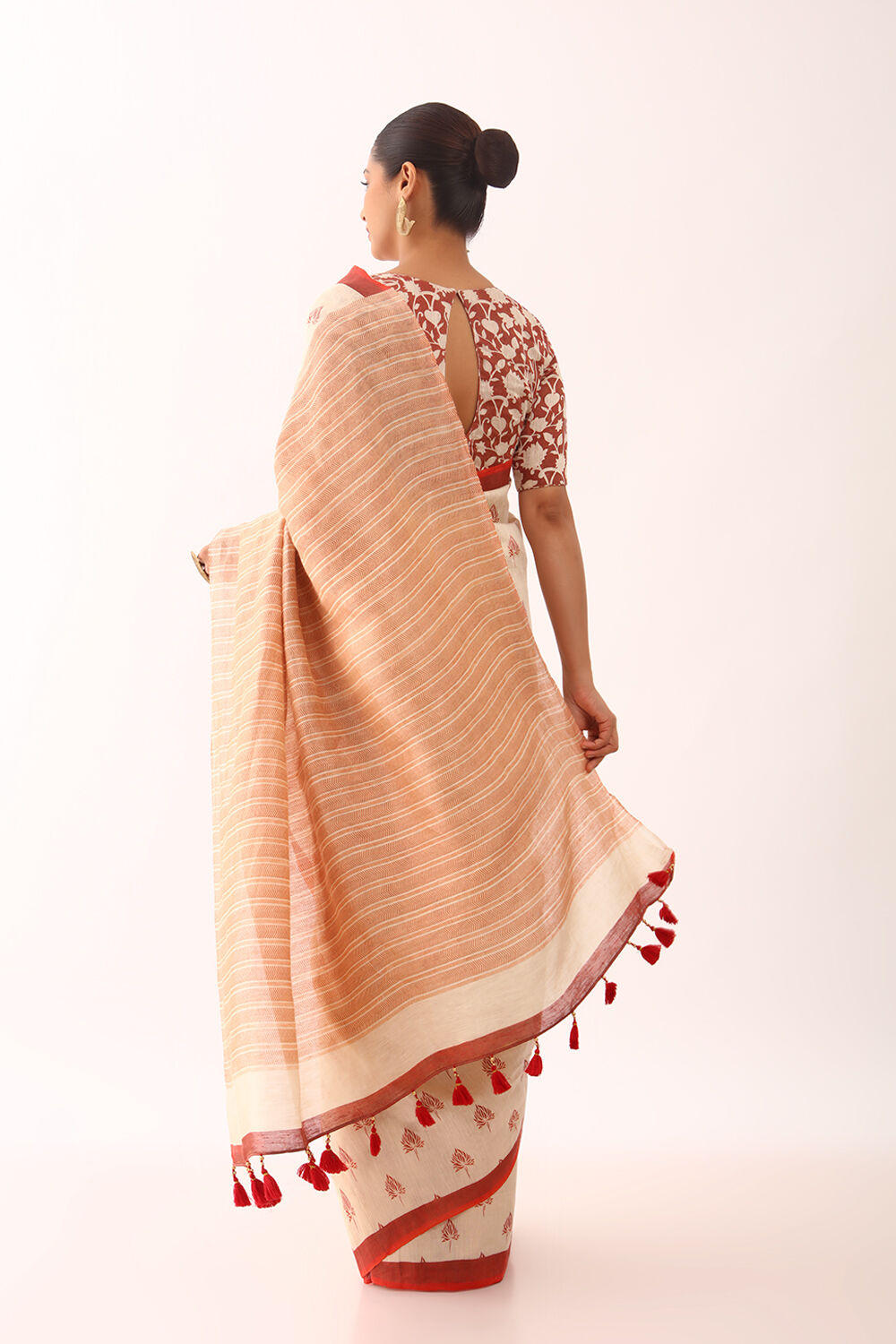 Off White Tissue Linen Screen Printed Saree image number null
