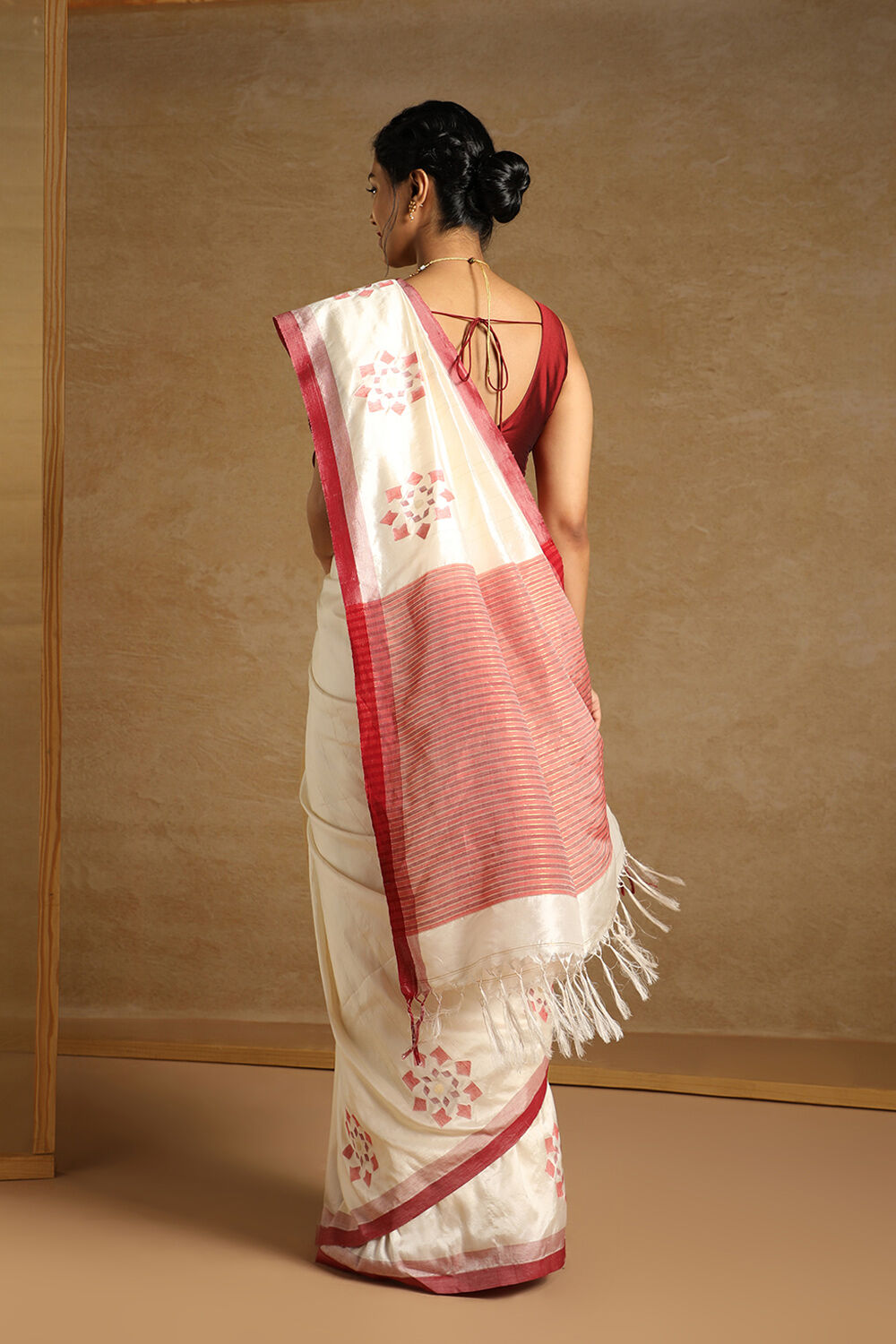 Off White Pure Silk Jamdani Bengali Saree image number null