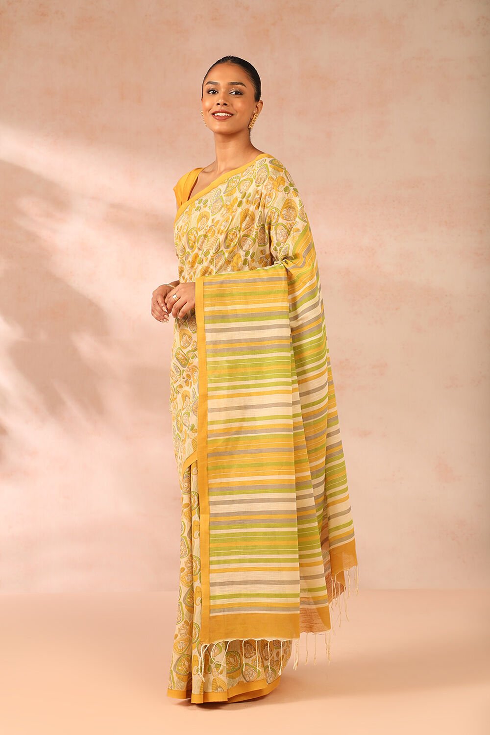 Off White Printed Bengal Pure Cotton Saree image number null