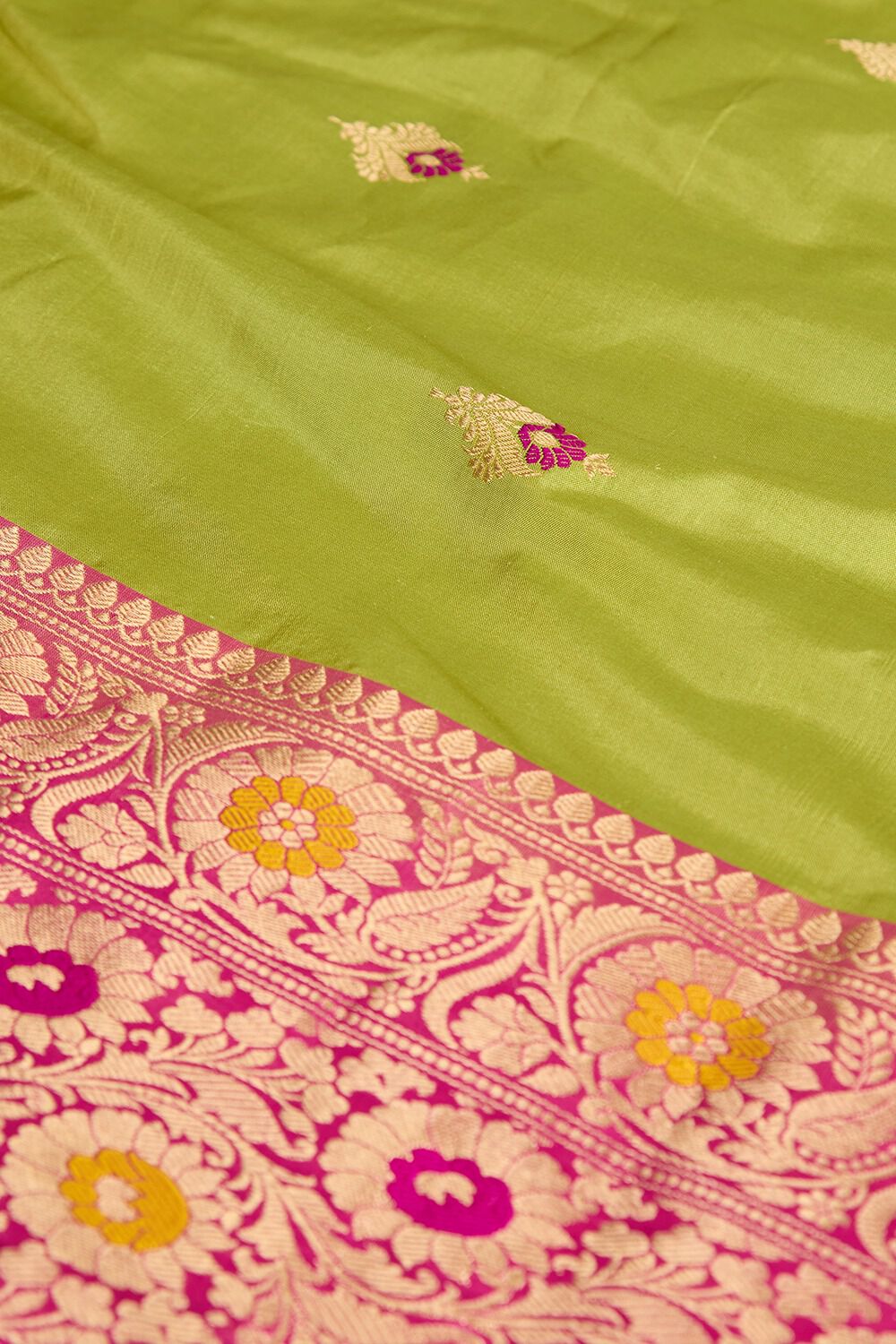 Green Pure Silk Kadwa Banarasi Saree image number null