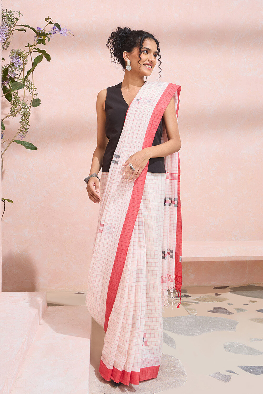 Off White Bengal Pure Cotton Jamdani Saree image number null