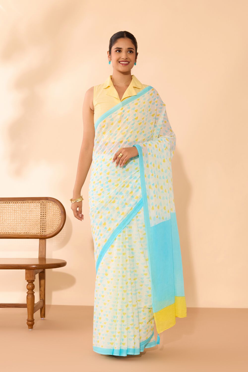 Off White Screen Printed Bengal Mulmul Saree image number null