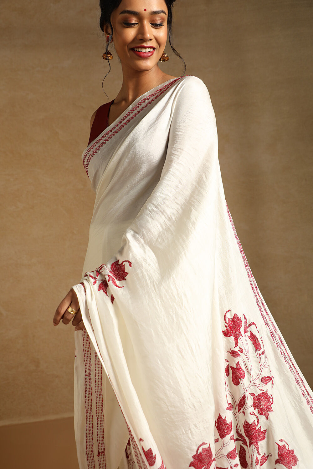 Off White Bengali Pure Silk Kantha Embroidery Saree image number null