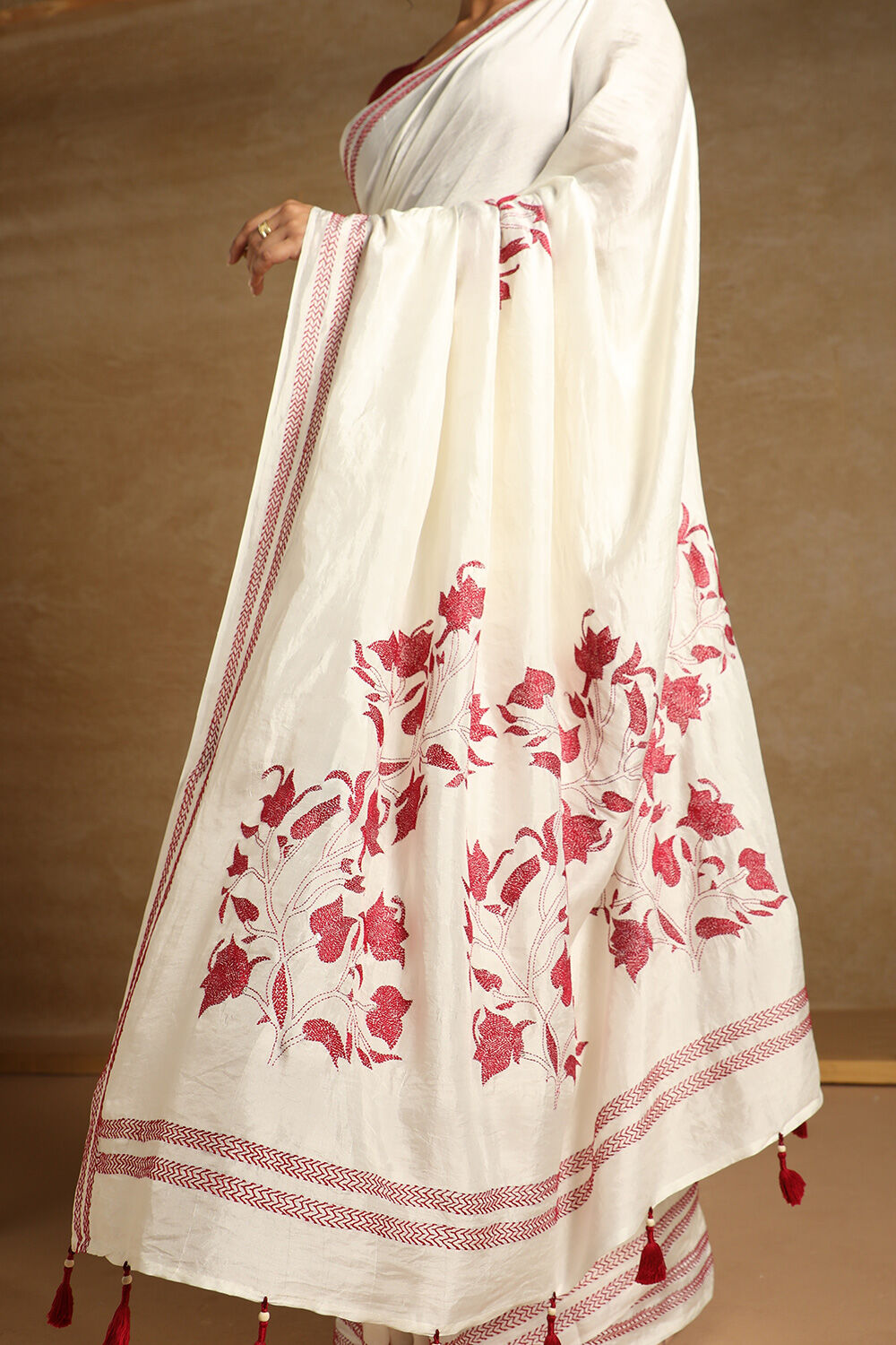 Off White Bengali Pure Silk Kantha Embroidery Saree image number null
