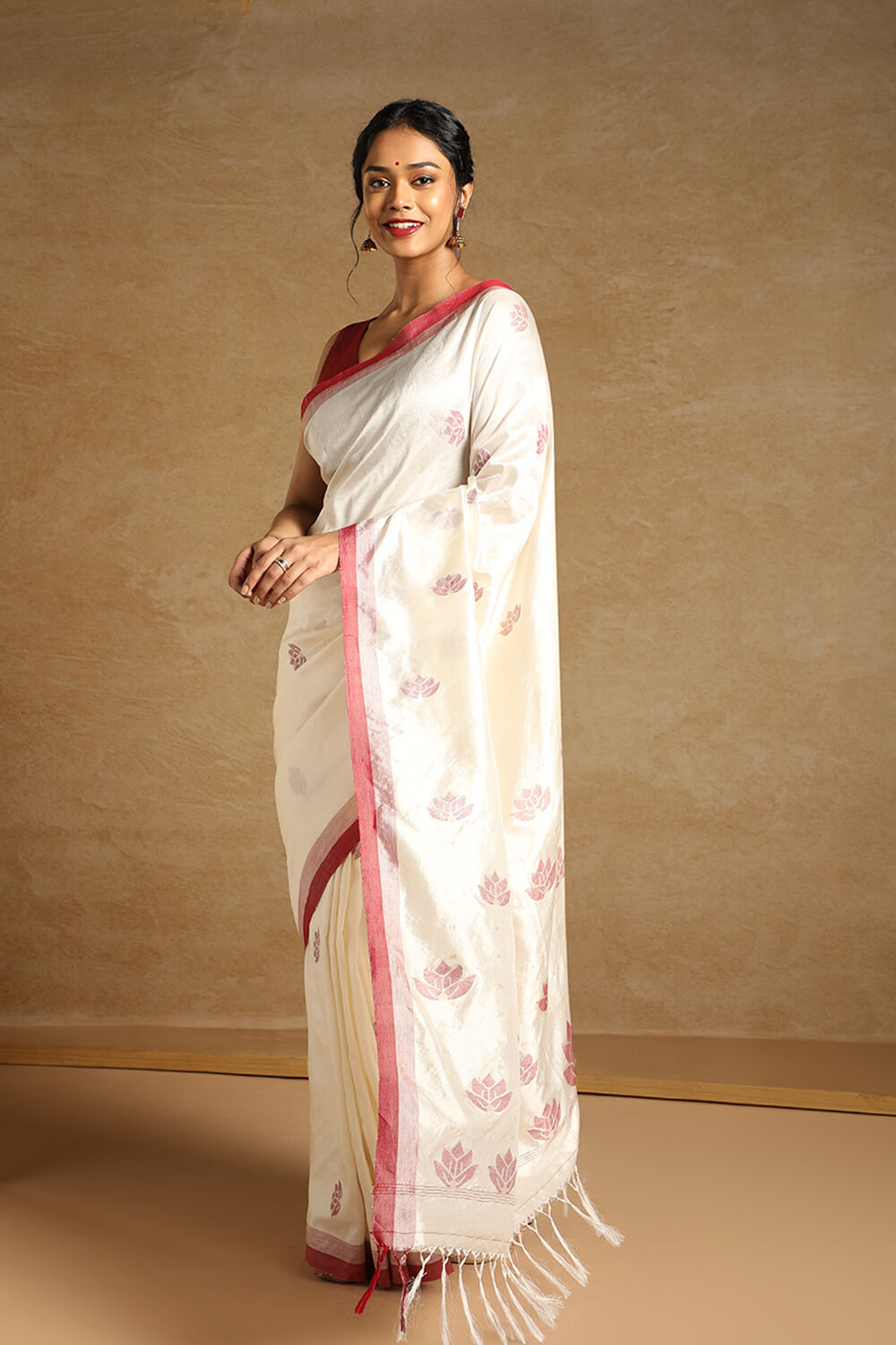 Off White Bengali Pure Silk Jamdani Saree image number null