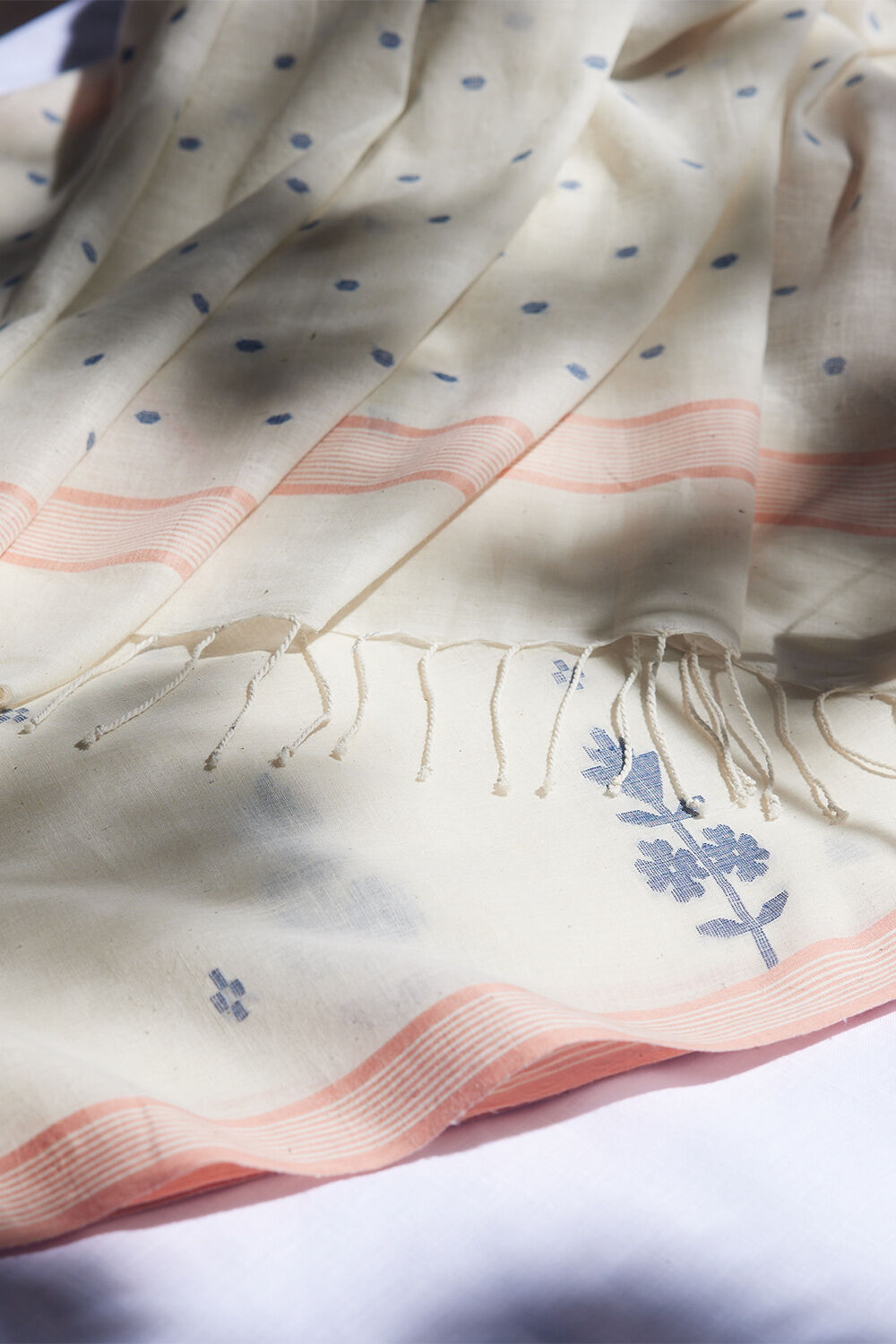 Off White Khadi Cotton Bengal Jamdani Saree image number null
