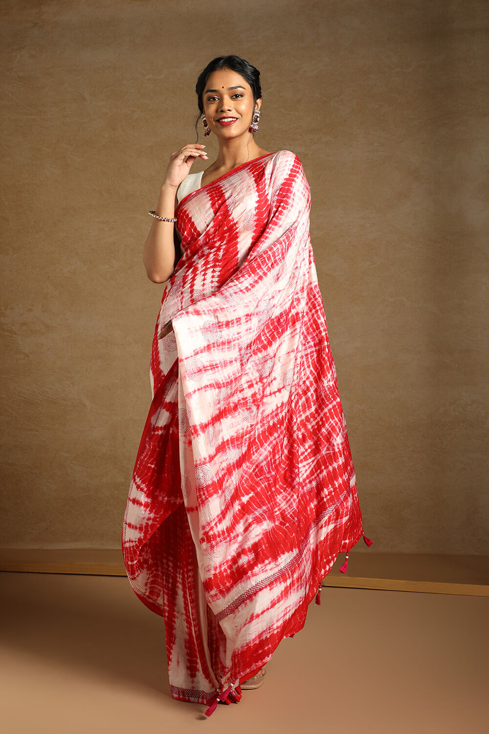 Off White Bengali Pure Silk Kantha Embroidery Saree image number null