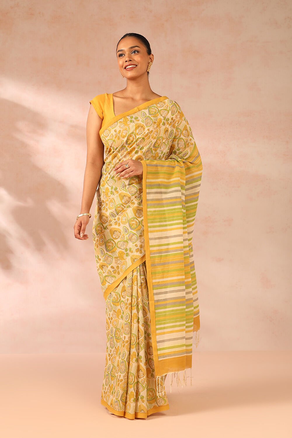 Off White Printed Bengal Pure Cotton Saree image number null