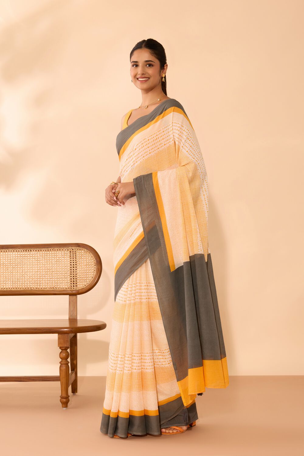 Off White Screen Printed Bengal Mulmul Saree image number null
