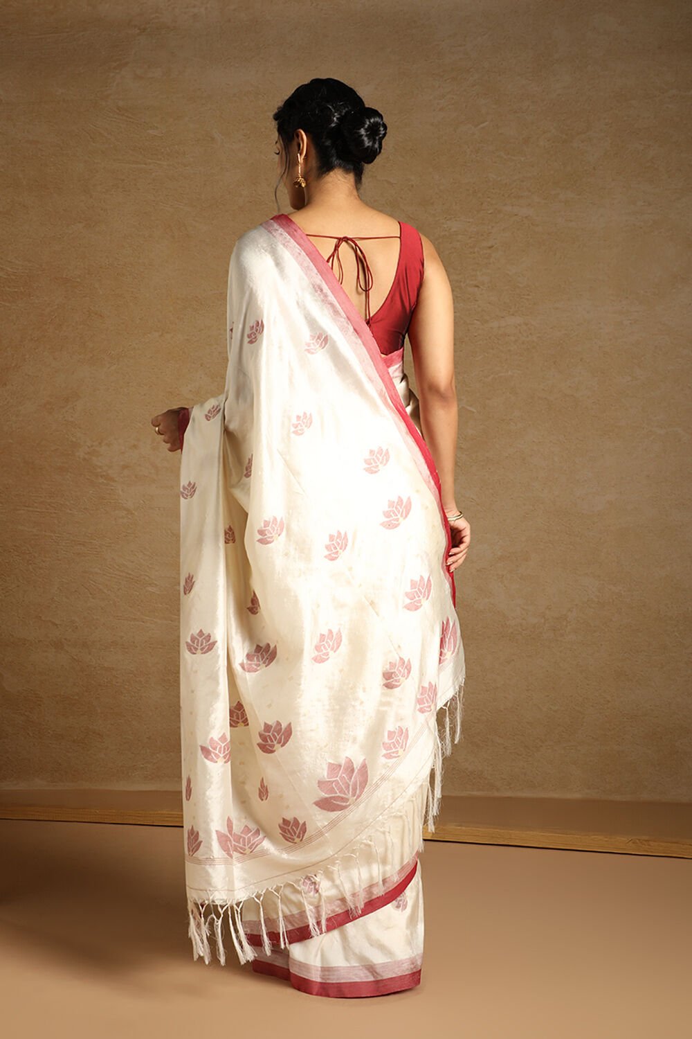 Off White Bengali Pure Silk Jamdani Saree image number null
